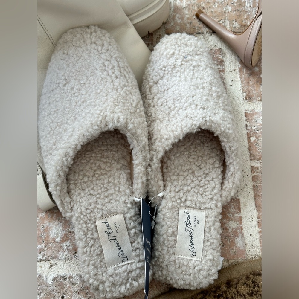 Universal Thread off white sherpa mules size 7, new with tag